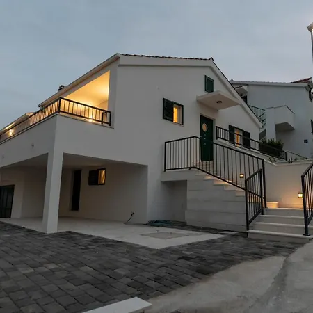 Villa Solenta S Grijanim Bazenom *