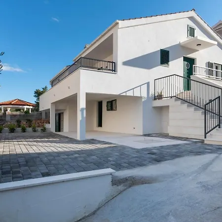 Solenta S Grijanim Bazenom Villa Stomorska