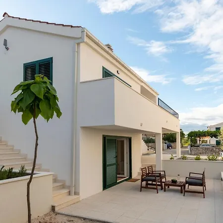 Solenta S Grijanim Bazenom * Stomorska