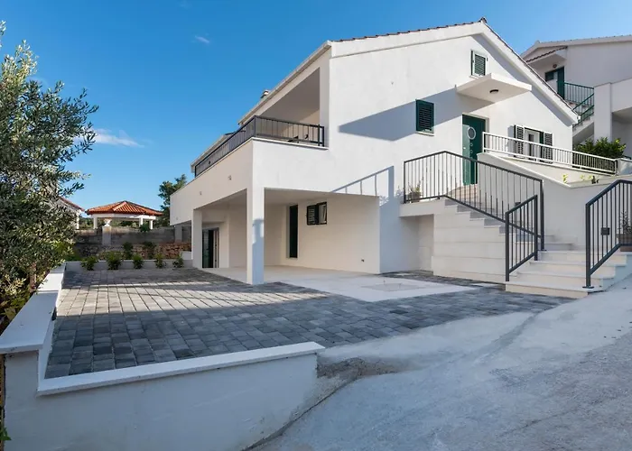 Solenta S Grijanim Bazenom Villa Stomorska