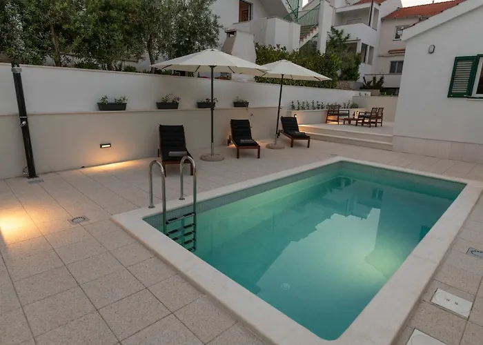 Villa Solenta S Grijanim Bazenom Stomorska