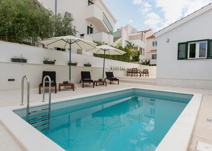 Solenta S Grijanim Bazenom