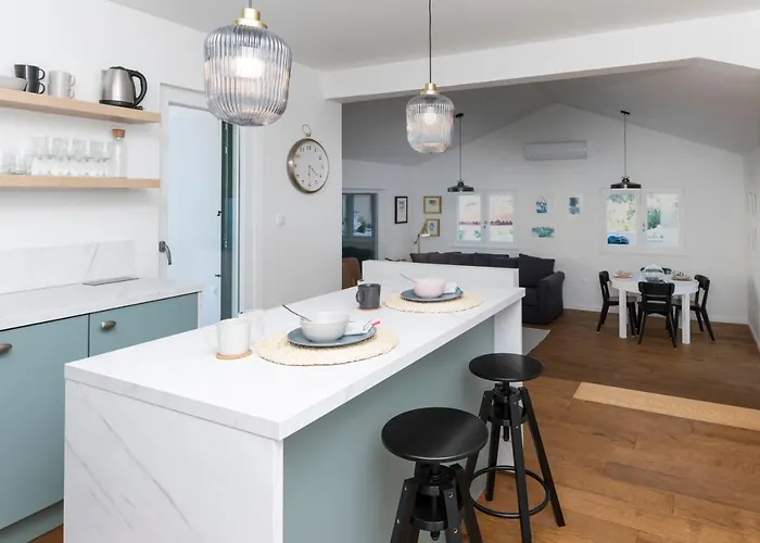 Solenta S Grijanim Bazenom Stomorska