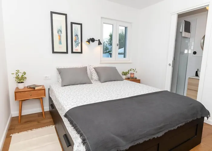 Solenta S Grijanim Bazenom Stomorska