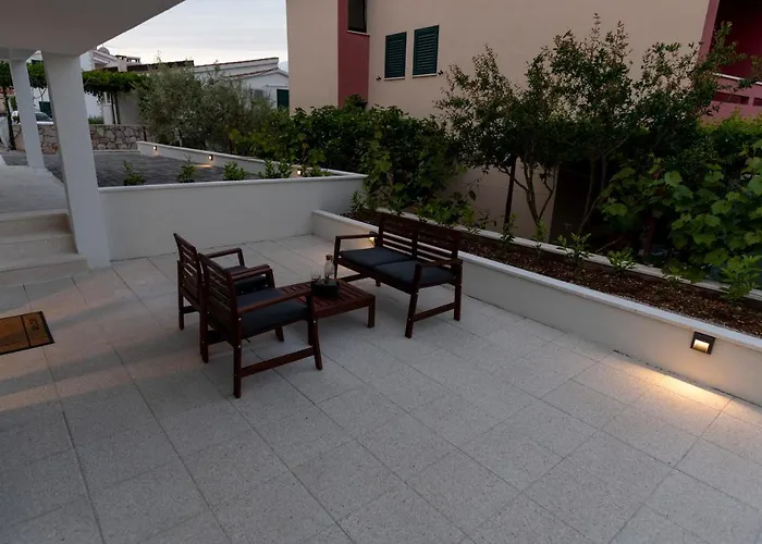 Solenta S Grijanim Bazenom Stomorska