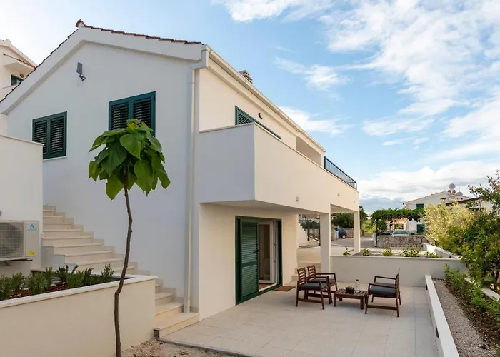 Solenta S Grijanim Bazenom * Stomorska