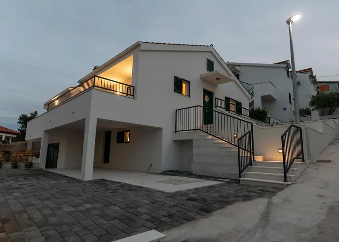 Villa Solenta S Grijanim Bazenom *